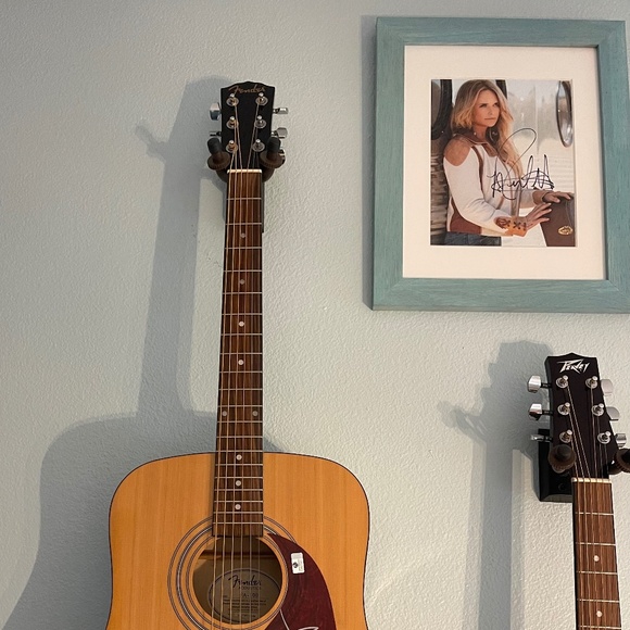 (LAST CHANCE SALE) Miranda Lambert Signed Fender Guitar w/ Authenticity - Picture 1 of 3